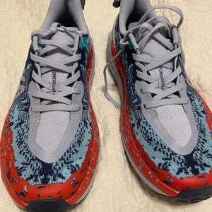 W hoka speedgoat 6 size 9.5 NWOT